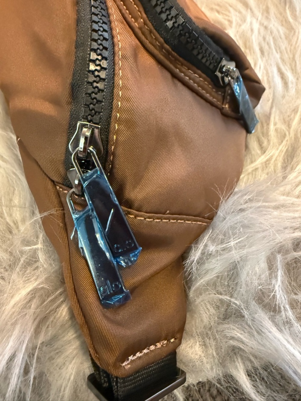 ALO YOGA Explorer Fanny Pack/ Belt Bag in Espresso - Picture 4 of 8